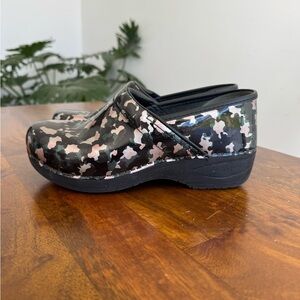 Dansko Women's 39 Camo Shiny Leather Clogs Healthcare Nurse Teacher Shoes Slip